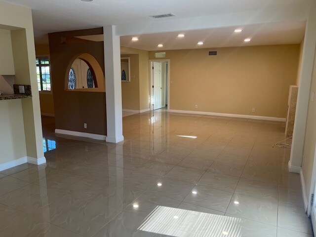 Building Photo - 413 S Colt St