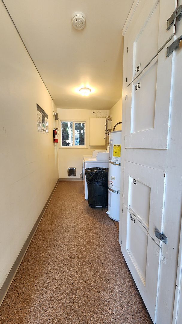 Building Photo - 1865-1865 SE Oak St