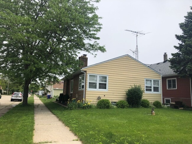 Building Photo - Charming 3-Bedroom Home Near Kenosha Dream Park