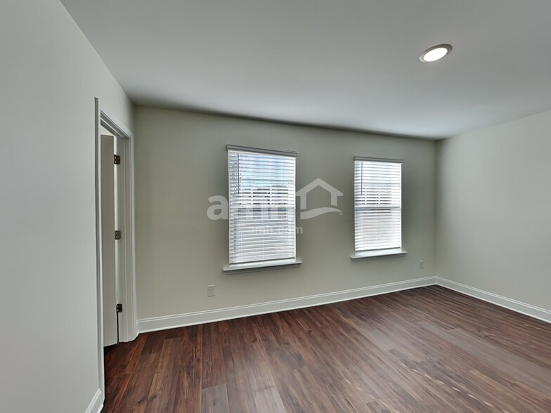 Building Photo - 5500A Farm Pond Ln