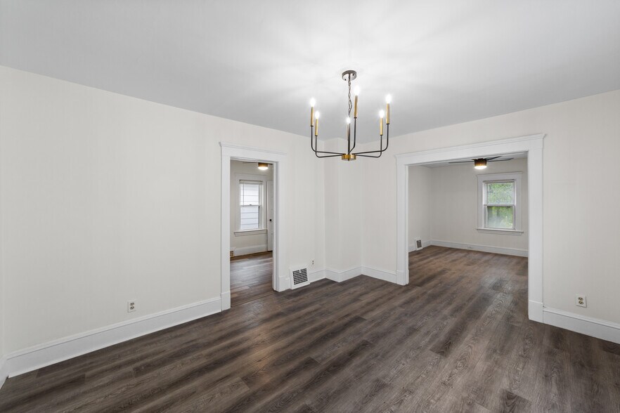 Building Photo - 1352 W 58th St