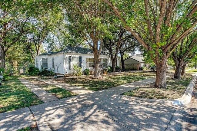 Building Photo - Classic 4 Bed, 2 Bath Home in the Heart of...