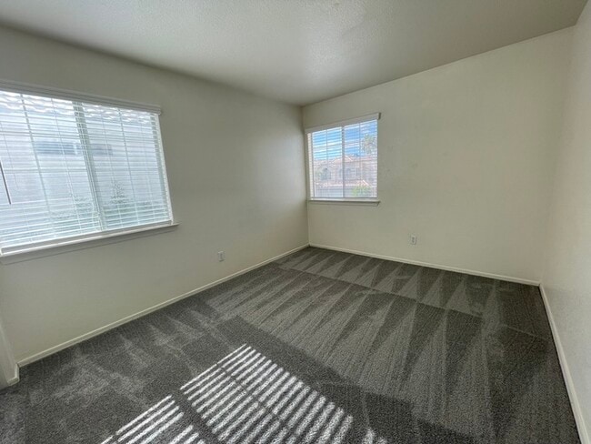 Building Photo - Carry Over Showing: This property has been...