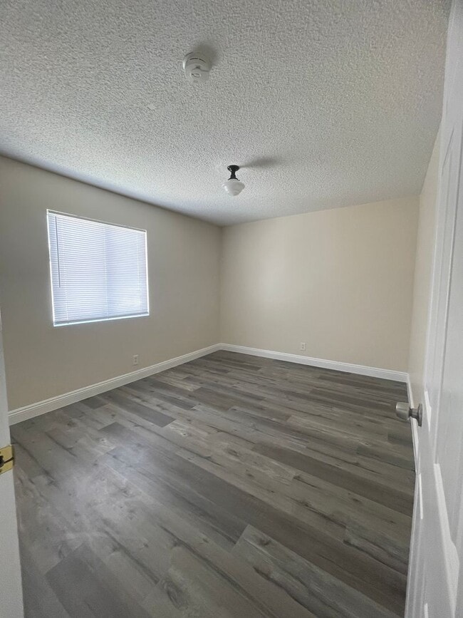 Building Photo - One bedroom, One bath. Downstairs unit. 89101
