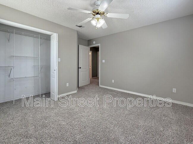 Building Photo - 2121 Pin High Dr