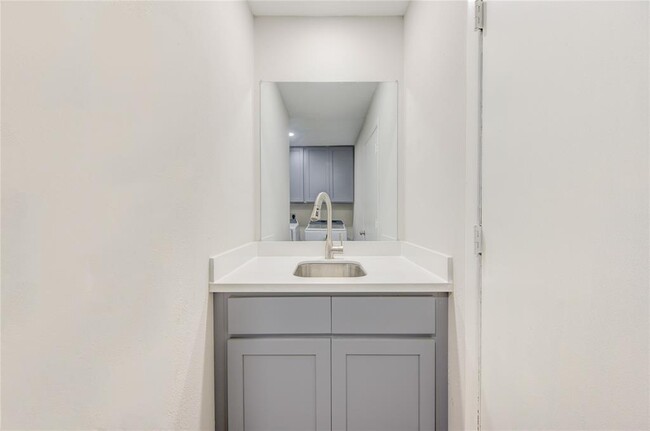 Building Photo - 6026 Clarewood Dr
