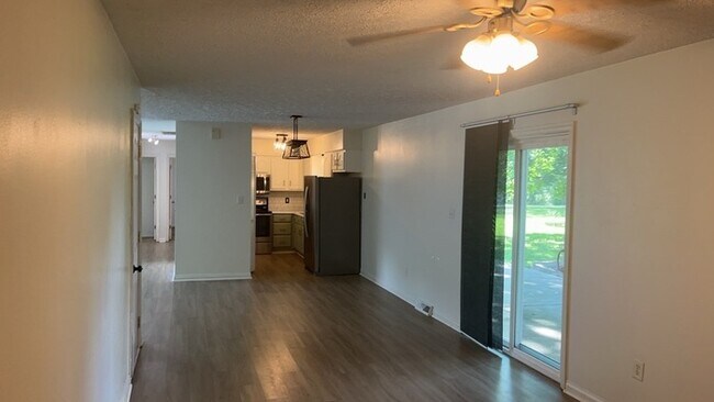 Building Photo - 621 Waneta Ave