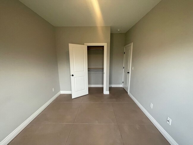 Building Photo - 1417/19/21 N Glancey St