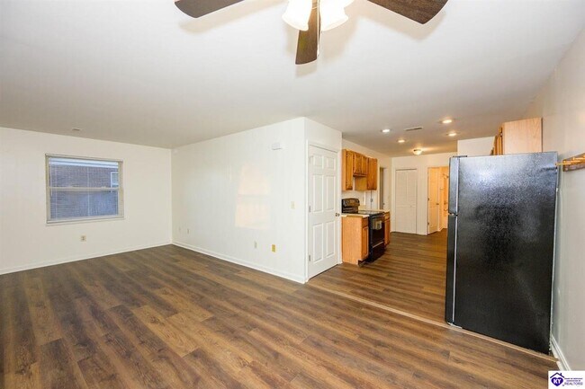 Building Photo - 113 College Street Rd