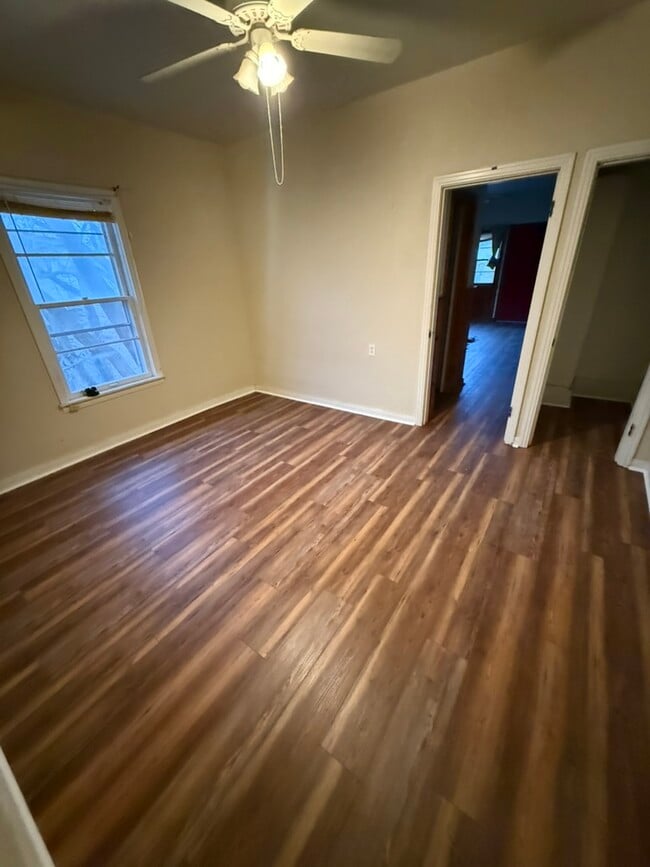 Building Photo - 400 W Garza St