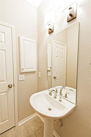 Building Photo - 2405 Hopkins Dr