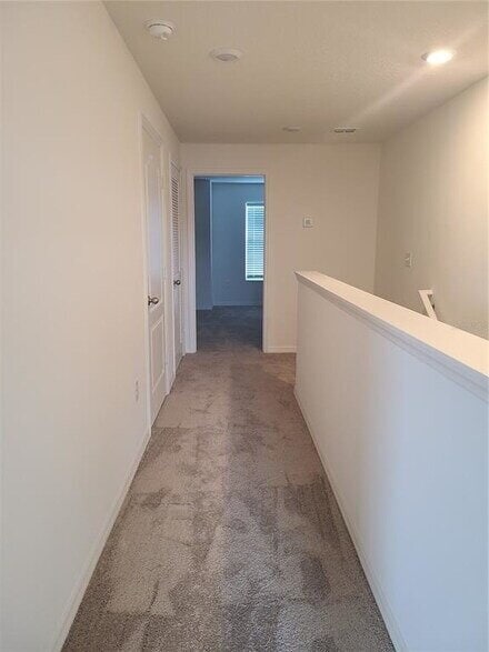 Building Photo - Beautiful 2-Bedroom Townhouse in Tampa | Brand New Paint & Vinyl Floors!