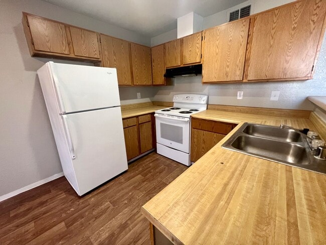 Building Photo - Renovated 2bedroom downstairs unit ready f...