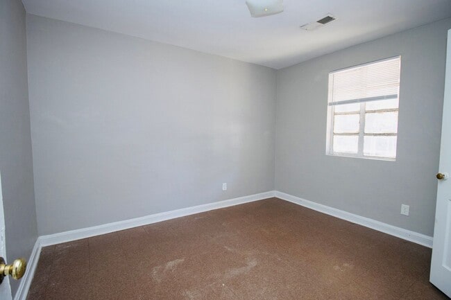 Building Photo - 2 Bedroom, 1 Bath in West Columbia - Avail...