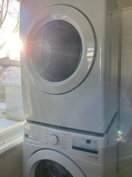 Building Photo - 17-17 Maple St