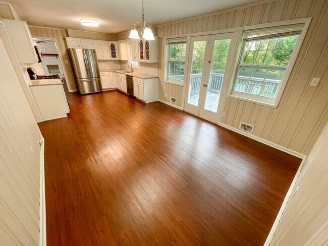 Building Photo - Renovated 3BR Ranch w/Basement