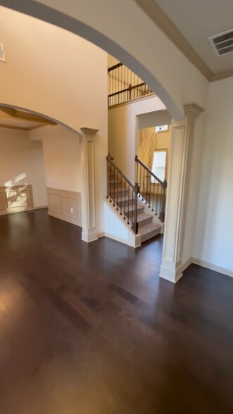 Building Photo - 4950 Belcrest Way