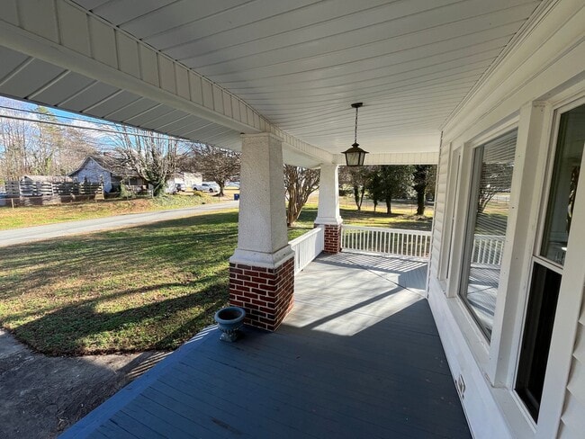 Building Photo - Charming 2-bedroom, 1-bathroom house