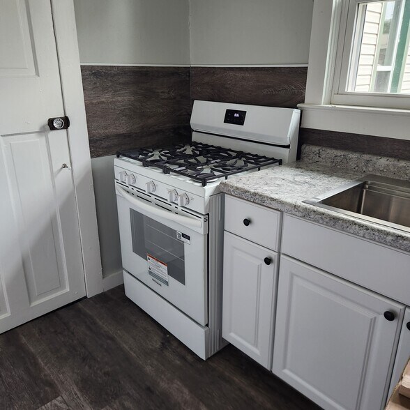 Building Photo - 212 1st St NW