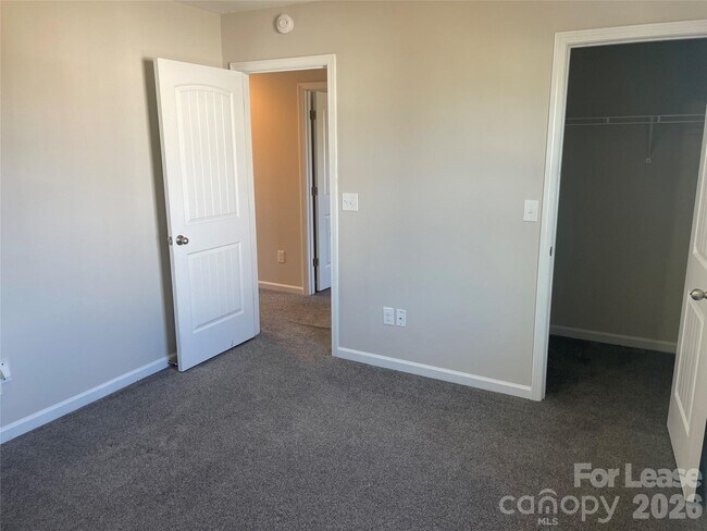 Building Photo - 2909 Old Field Rd