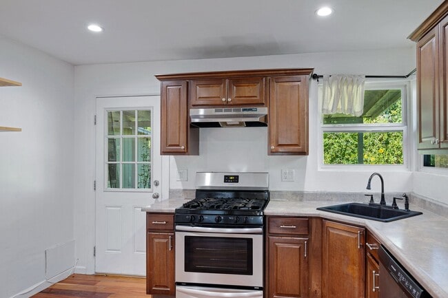 Building Photo - 3-2