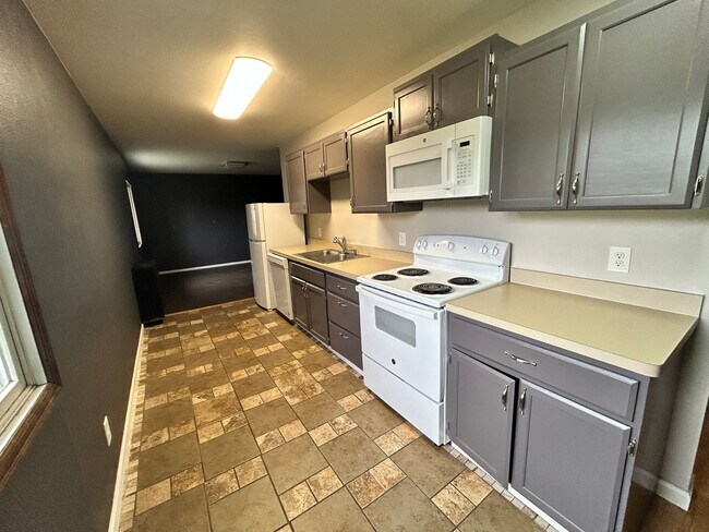 Building Photo - 529 W River Rd