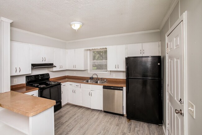 Building Photo - 1745 Bywood Dr