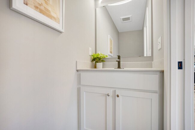 Building Photo - 423 12th Ave N