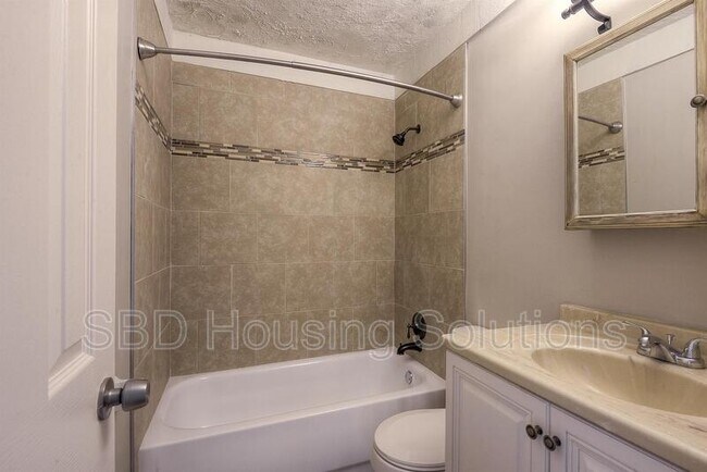 Building Photo - 18304 E 18th St N