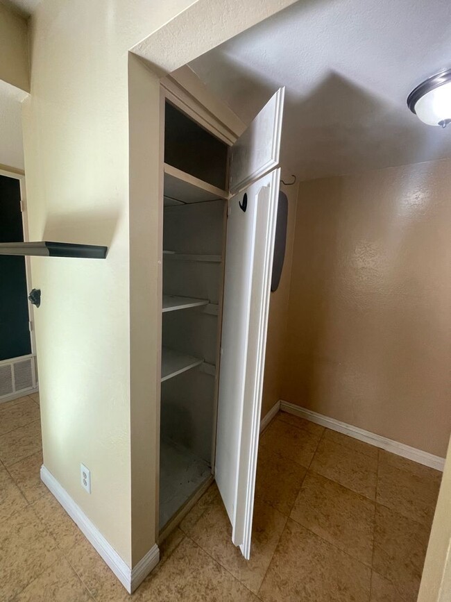 Building Photo - Cozy 2b/1.5ba Townhome in Anaheim