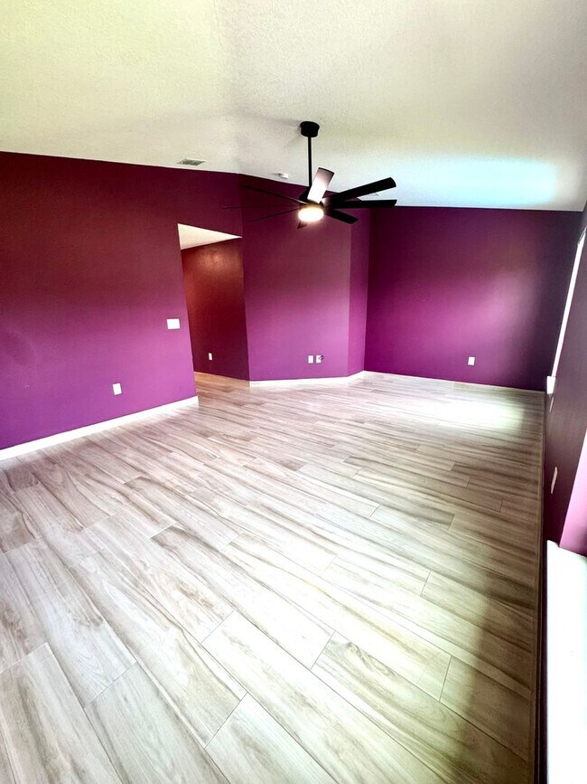 Building Photo - Beautiful 4-Bed, 2-Bath Home in a Prime Location!
