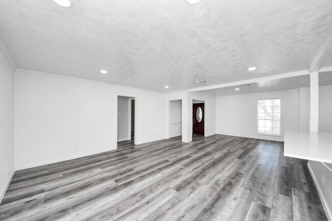 Building Photo - 8011 La Roche Ln