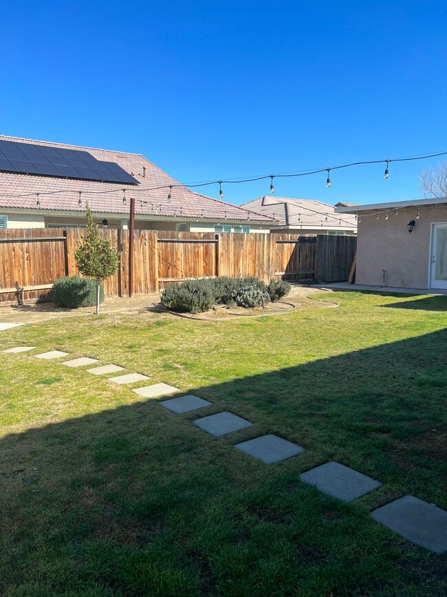 Building Photo - Northwest Bakersfield Corner Home