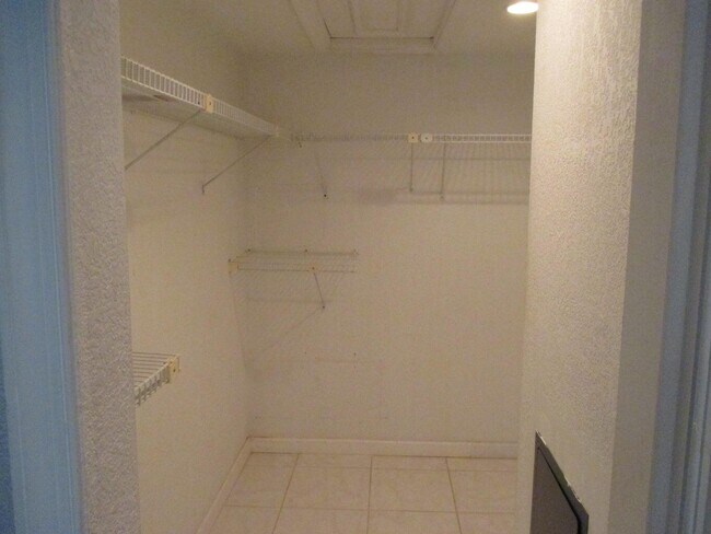 Building Photo - 154 Lake Meryl Dr