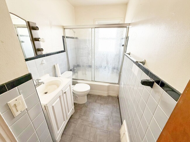 Building Photo - 3 BED 1 BATH BEAUTIFUL SINGLE FAMILY HOME ...