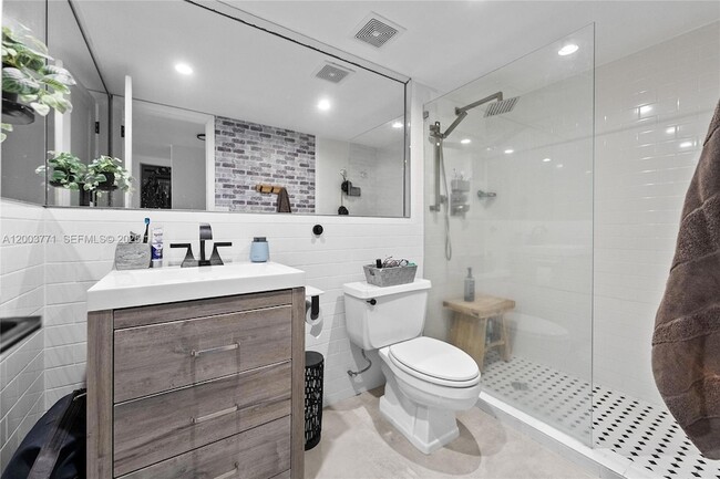 Building Photo - 100 Edgewater Dr