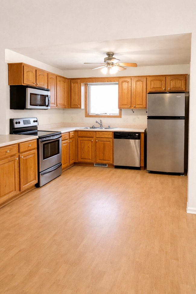 Building Photo - 1031-1033 Pleasantview