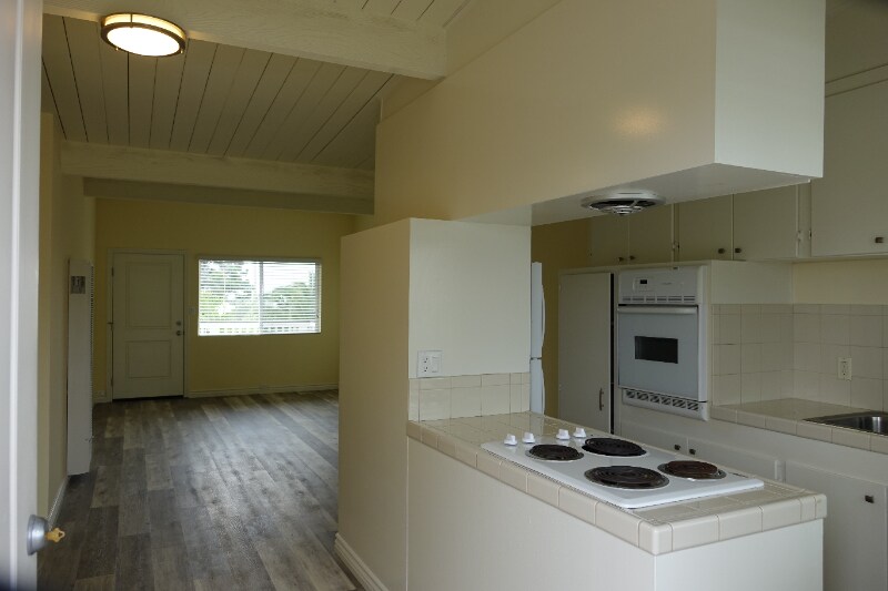 Building Photo - 235 Pine Ave