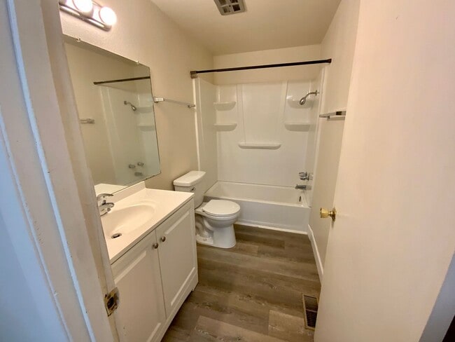 Building Photo - Nicely Renovated 2 Bedroom, 1 Bath Duplex ...