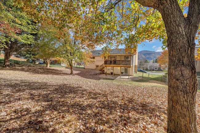 Building Photo - 5184 Orchard Hill Dr