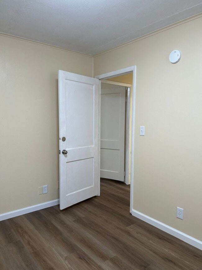 Building Photo - 3 Bedroom, 1 bath home with detached 1 car...