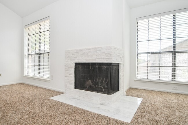 Building Photo - 718 Country Pl Dr