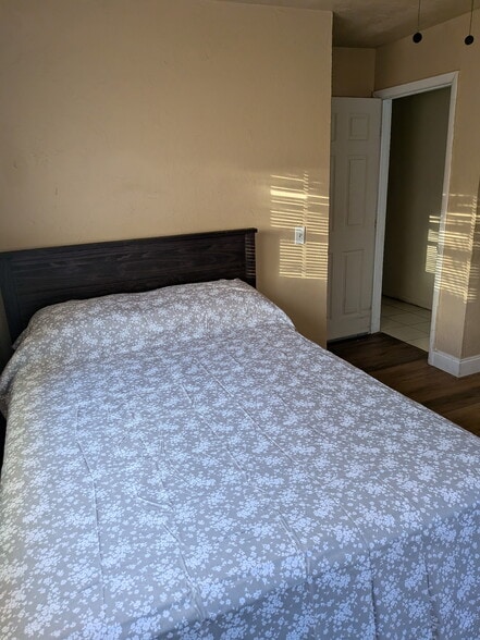 Building Photo - 4976 SW 5th Ct