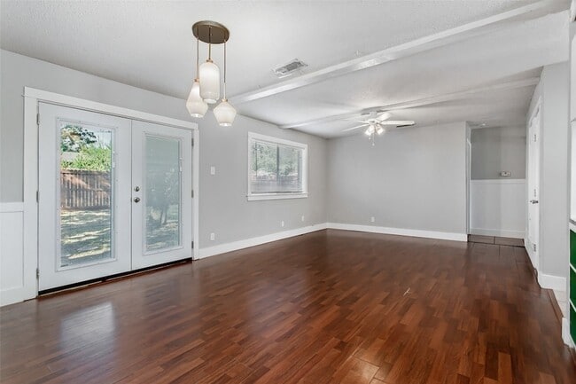 Building Photo - 2121 Travis Dr