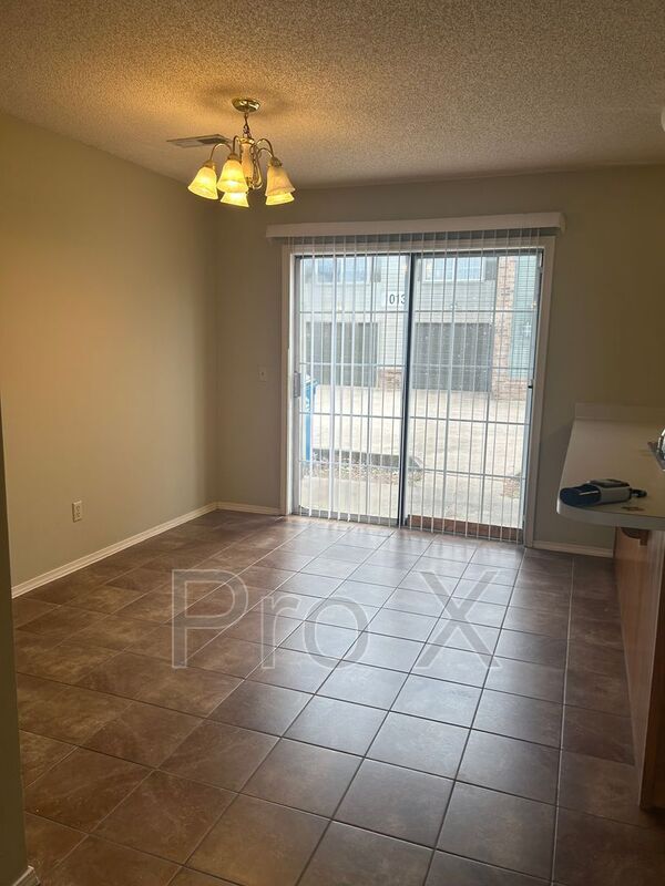 Building Photo - 1009 SE J St