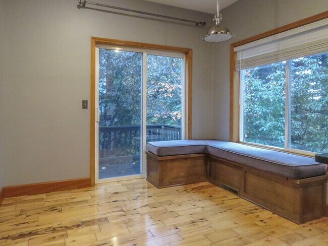 Building Photo - 4 Bedroom Home located in Summer Woods -La...