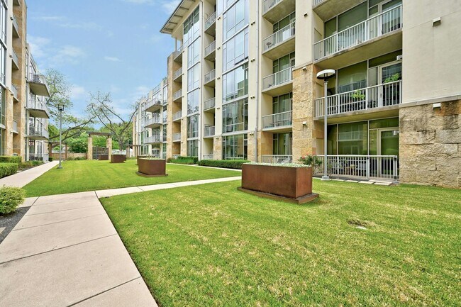 Building Photo - Prime Location, Luxurious Living!