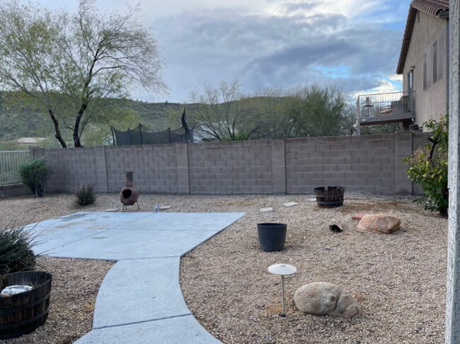 Building Photo - 3 Bed/2.5 Bath 2-Level Home with Loaded Kitchen! Washer/Dryer! Big backyard!