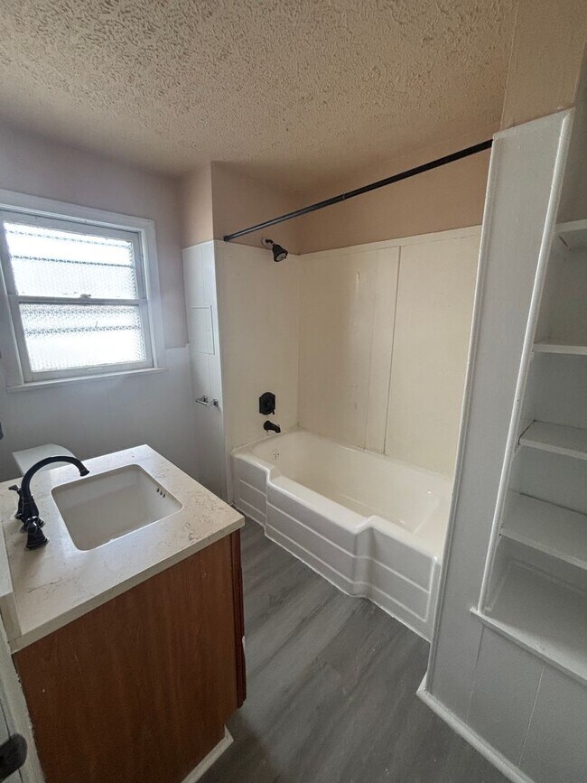 Building Photo - 4bd Single Cleveland Hts Cash Pay