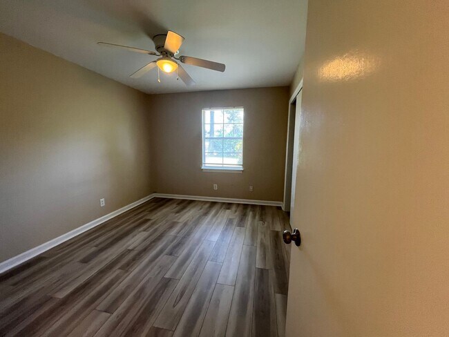 Building Photo - Recently Updated Three Bedroom House in Po...